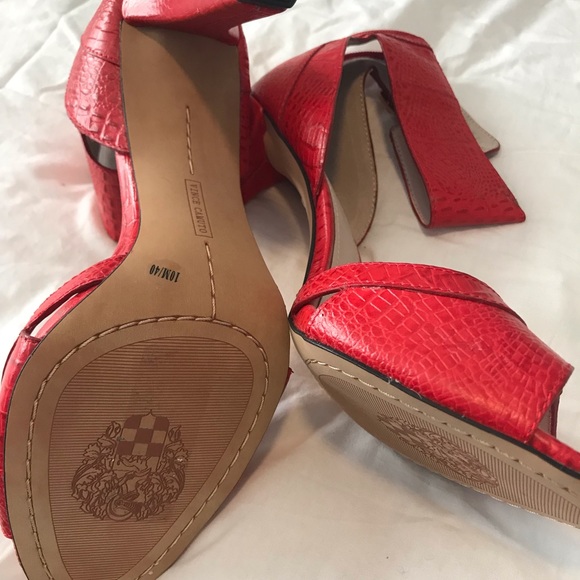 Shoe - Picture 2 of 7